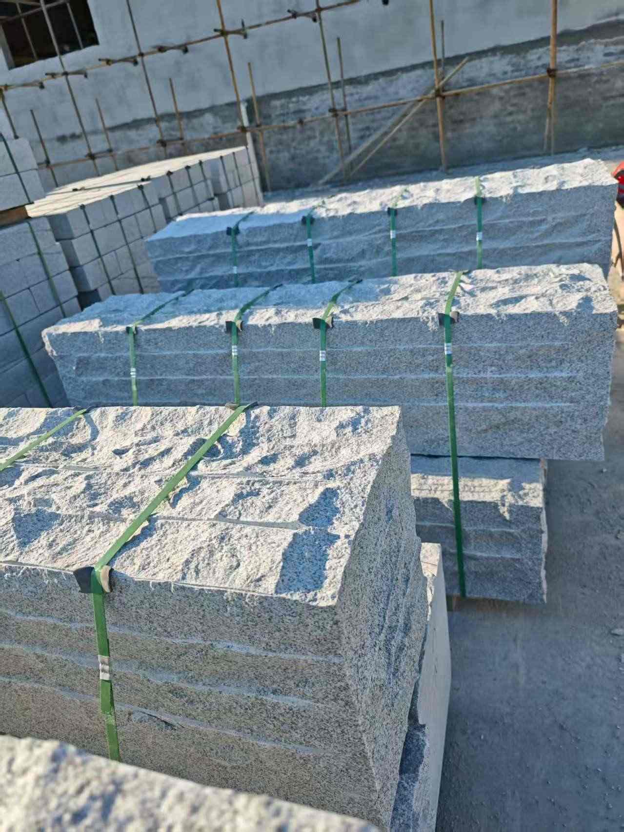 柳州芝麻白自然面整石 坐凳